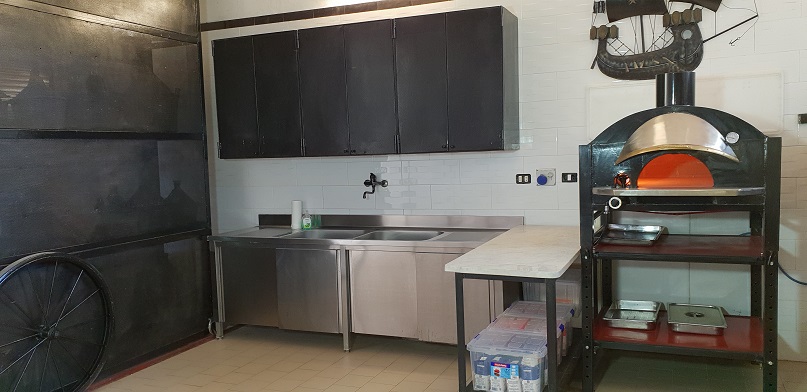 BIG con piedi e mensole inserito in un contesto cucina